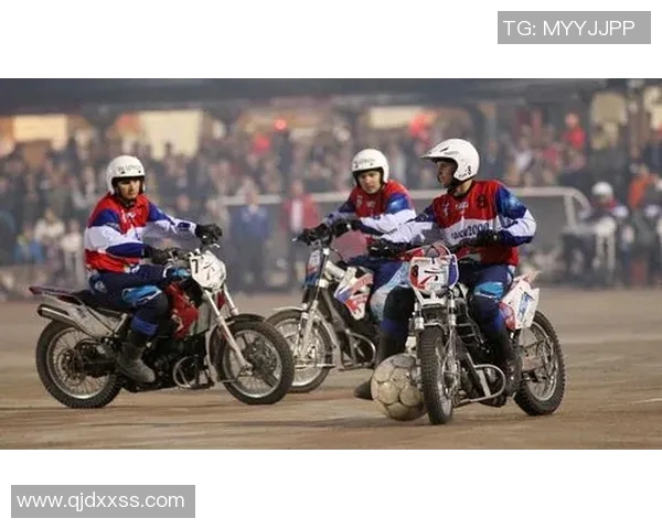 足球明星骑摩托车挑战极限速度他是如何兼顾足球与激情的